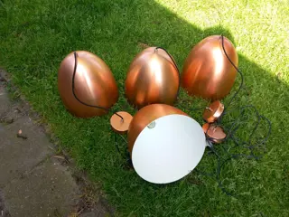 Hanglamp Abel is een koperkleurige hanglamp -