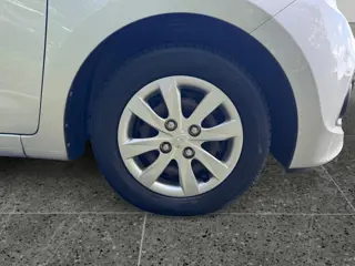 Foto 13 van Hyundai i10 5-deurs 1.0i i-Motion Comfort Plus | RADIO | AIRCO | BLUETOOTH | ISOFIX | LM-VELGEN |