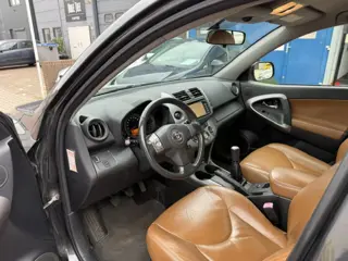 Foto 13 van Toyota RAV4 2.0 VVTi Linea Sol 4WD 2008 LEDER Nieuwstaat NAP + Boekjes zijn aanwezig. Met Navigatie,