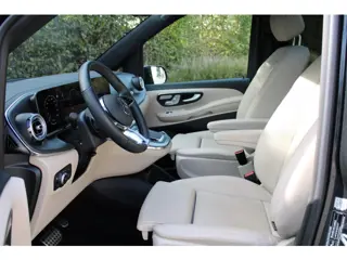 Foto 15 van Mercedes-Benz V-Klasse 300d / AMG / Exclusive / 4-Matic / 7-Pers / Pano / Luchtv / Elec Stoel voor+a