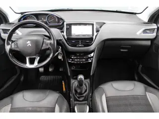 Foto 19 van Peugeot 2008 1.2 PureTech Allure Panodak, Cruise control, Navigatie, Climate contr, Bluetooth