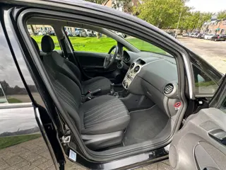 Foto 13 van Opel Corsa 1.2-16V Enjoy