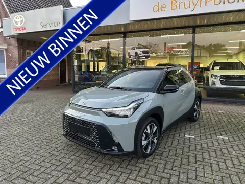 Toyota Aygo X Hybrid 115 pulse stoelverwarming / keyless start / parkeersensoren voor + achter / Nav