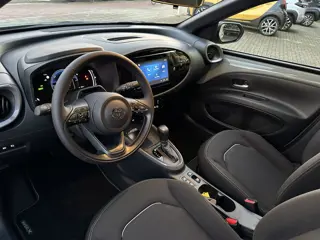 Foto 17 van Toyota Aygo X Hybrid 115 pulse stoelverwarming / keyless start / parkeersensoren voor + achter / Nav
