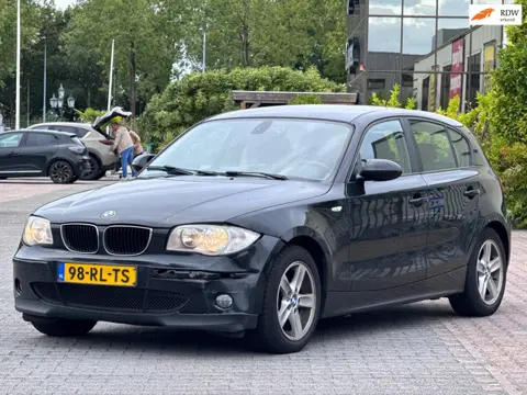 BMW 1-serie 118i High Executive | Groot navischerm | APK 14-08-2027 | Sportstoelen | Airco | Elektri