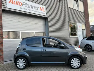 Foto 11 van Peugeot 107 1.0-12V XS! 5-Deurs! Airco! Nieuwe APK!