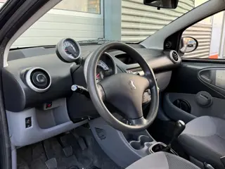 Foto 15 van Peugeot 107 1.0-12V XS! 5-Deurs! Airco! Nieuwe APK!
