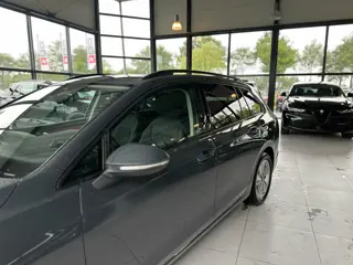 Foto 15 van Volkswagen Golf Variant 1.0 eTSI Life | Automaat | Adaptive Cruise | Navi | LMV | PDC | LED | Climat