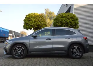 Foto 13 van Mercedes-Benz GLA 200 AMG Line PANORAMADAK | DISTRONIC | SFEERVERLICHTING | TREKHAAK | CAMERA | DAB