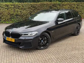 BMW 5-serie Touring M Sport | BTW | Trekhaak | Laserlicht | Panoramadak | HUD | Harman Kardon | 19"