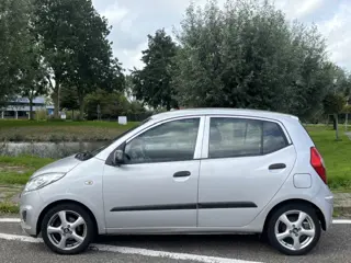 Foto 19 van Hyundai I10 1.1 Pure 5-Drs Stuurbekrachtiging Audio-CD/MP3 LMV 15" Colorpakket ABS Multimedia Dealer