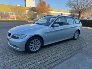Foto 14 van BMW 3-serie Touring 320i High Executive