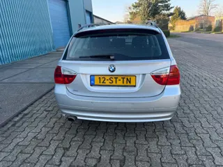 Foto 17 van BMW 3-serie Touring 320i High Executive