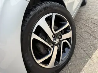 Foto 17 van Peugeot 108 1.2 Puretech Allure|Nieuwe distributie|Camera|Bluetooth|Allseason