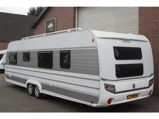 Foto 13 van Tabbert W26 Stapelbed, Douche, Luifel, Dubbele Mover, Frans Bed, Rond zit, Airco, Midden Keuken