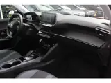 Foto 30 van Peugeot e-2008 EV Allure Pack 50 kWh / SoH 91 % / Camera / Keyless / CarPlay / Half Leder / 17'' / S