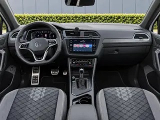 Foto 20 van Volkswagen Tiguan 1.5 TSI R-Line Pano/Sfeer/Keyless/Blindspot nieuwstaat!