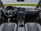 Foto 30 van Volkswagen Tiguan 1.5 TSI R-Line Pano/Sfeer/Keyless/Blindspot nieuwstaat!