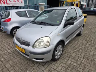 Foto 12 van Toyota Yaris 1.3 VVT-i Terra rijdt prima