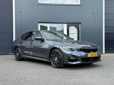 BMW 3-serie 320d xDrive*PANO*M-Pakket*Carplay*Sfeerverlichting*Adaptive cruise*Stoelverwarming*Sport