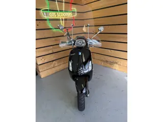 Foto 9 van Vespa scooter Sprint 4T (Meerprijs geel kent 249,-)