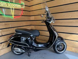 Foto 10 van Vespa scooter Sprint 4T (Meerprijs geel kent 249,-)