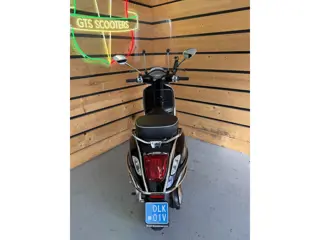 Foto 11 van Vespa scooter Sprint 4T (Meerprijs geel kent 249,-)