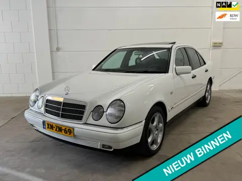 Mercedes-Benz E-klasse 200 BENZINE AUT LAGE KM 166.688 NAP.