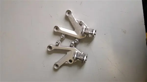 VOETSTEUN LINKS Aprilia RSV 1000 2004 - 2005 / 2006 - 2008