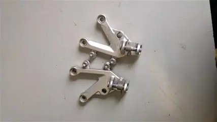 VOETSTEUN LINKS Aprilia RSV 1000 2004 - 2005 / 2006 - 2008