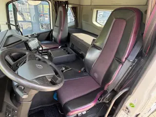 Foto 12 van Volvo FM 460 4X2 GLOBETROTTER DYNAMIC STEERING / ALCOA DURA BRIGHT / KOELKAST / AIRCO / STANDKACHEL