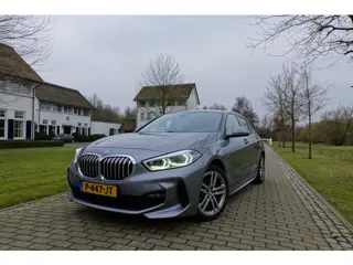 BMW 1-serie 118i Business Edition M sport | Camera | CarPlay | Stoelverwarming | Navi |