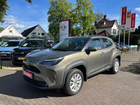 TOYOTA YARIS CROSS 1.5 HYBRID DYNAMIC AUTOMAAT / CAMERA / CARPLAY / DAB / LED / STOEL+STUUR VERWARMING / 16'' LM-VELGEN