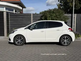 Foto 15 van Peugeot 208 Allure 1.2 PureTech 82PK Trekhaak, Navigatie, Parkeersensoren Achter, Climate Control, C