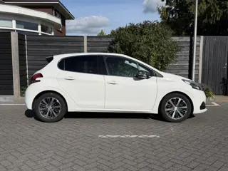 Foto 17 van Peugeot 208 Allure 1.2 PureTech 82PK Trekhaak, Navigatie, Parkeersensoren Achter, Climate Control, C