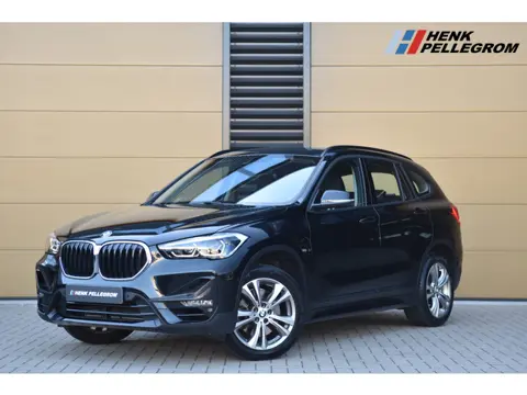 BMW X1 sDrive20i High Executive * Sportstoelen * Trekhaak * Lichtpakket * LED * Facelift *