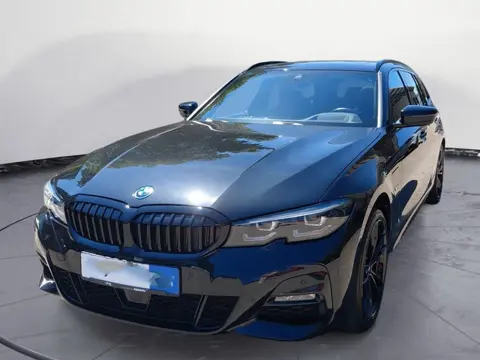 BMW 3 Serie Touring 330e xDrive M-SPORT ** LED, LEDER, PANO, TREKH HuD, ALARM, 19-inch LMV ** 1e EIG