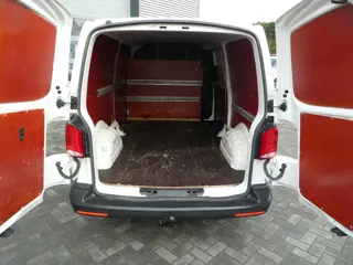 Foto 18 van Volkswagen Transporter 2.0 TDI L2H1 150 pk automaat , 3 zits , trekhaak