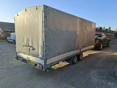 aanhanger met huif opbouw