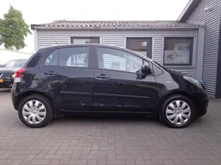 Foto 16 van Toyota Yaris 1.3 VVTi Aspiration 5-DRS AIRCO / APK 16-09-2027 !