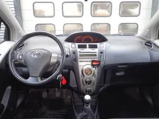 Foto 17 van Toyota Yaris 1.3 VVTi Aspiration 5-DRS AIRCO / APK 16-09-2027 !
