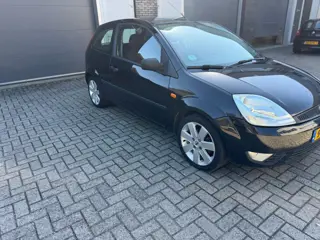 Foto 12 van Ford Fiesta 1.6-16V Futura
