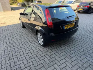 Foto 16 van Ford Fiesta 1.6-16V Futura