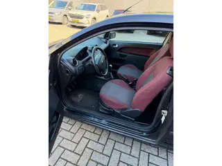 Foto 17 van Ford Fiesta 1.6-16V Futura