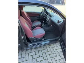 Foto 18 van Ford Fiesta 1.6-16V Futura