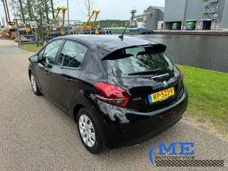 Foto 13 van Peugeot 208 - 1.2 PureTech Blue Lion|Airco|5drs|navi