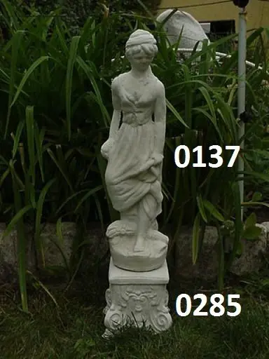 Jonge vrouw met zuil.