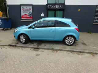 Foto 14 van Opel Corsa 1.2-16V '111' Edition MET APK AIRCO