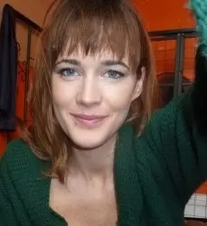 Deze leuke jonge meid houdt wel van een beetje spanning in het leven.