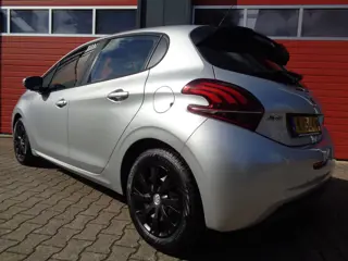 Foto 17 van Peugeot 208 1.2 PureTech Active Airco Cruise Navi 5DRS NL-Auto